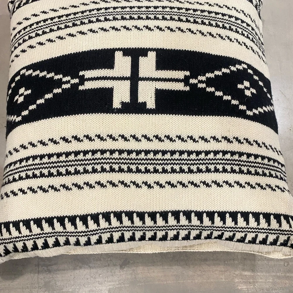 GORGEOUS pillow and insert!By RALPH LAUREN🖤🤍 knit covering with button closure🤍🖤